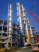 已內酰胺搬延項目，中聯公司承建的400-500的70米大塔保溫防腐完成準備吊裝